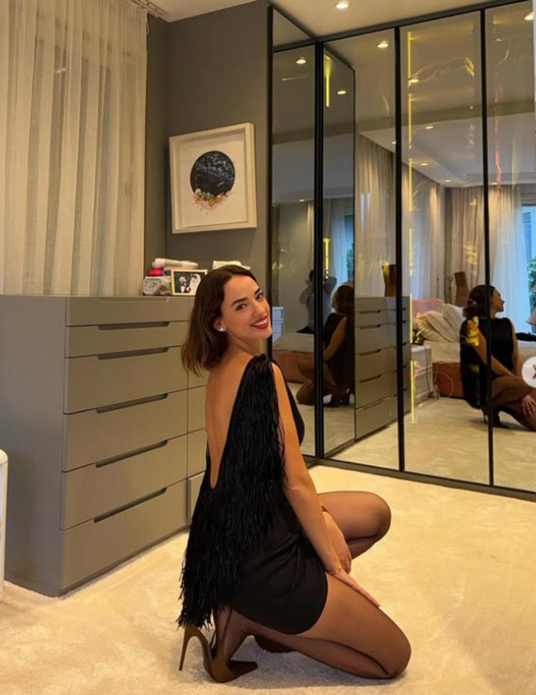 Seda Bakan bu sefer süper minisiyle yere çömeldi! Peş peşe pozlarına beğeni yağdı 3