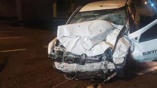 Maltepe'de korkunç kaza! Otomobil köprü ayağına ok gibi saplandı, sürücü demir yığını içinde sıkıştı