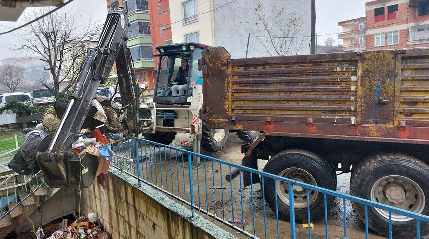 Görenler gözlerine inanamadı! Kötü kokuların üzerine komşular şikayet etti gerçek ortaya saçıldı: Yıllardır yaşadığı evden tam tamına 10 kamyonet çöp çıktı