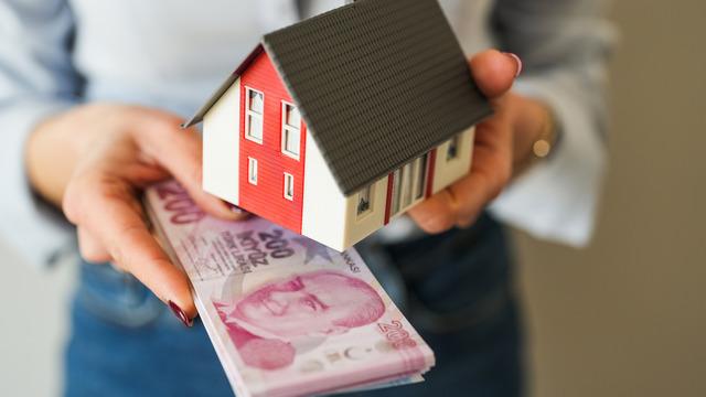 'Mallarınızı, evlerinizi satmayın' diyerek uyardı! 'Geçen sene tam tersini söylemiştim'