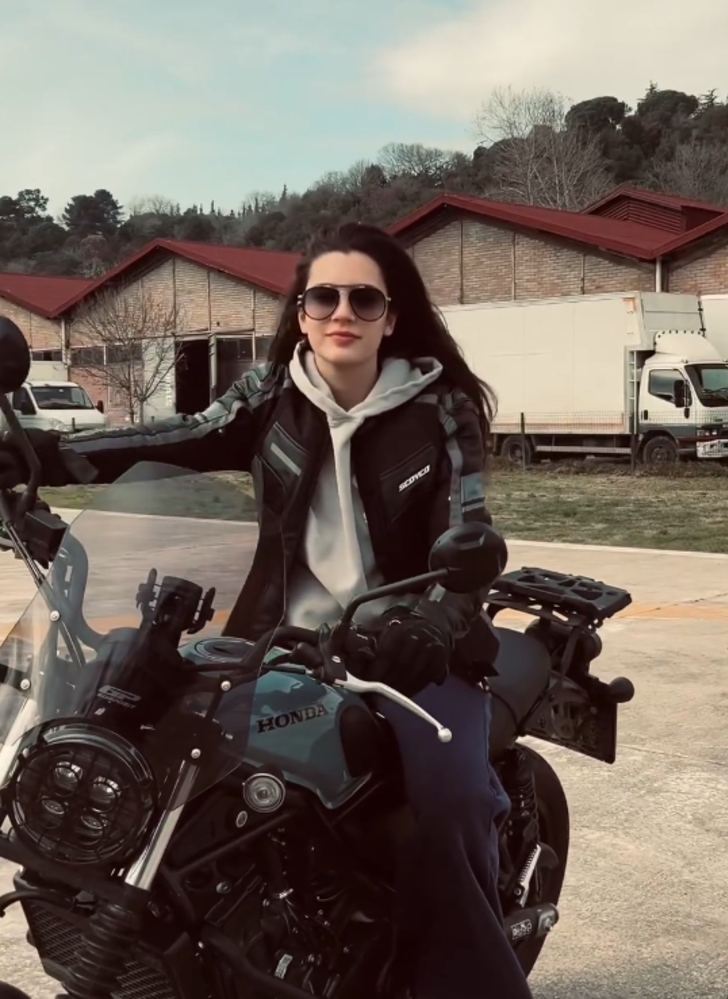 Kızıl Goncalar'ın Zeynep'i Mina Demirtaş motorcu oldu! 'Trafiğe kapalı alanda çekilmiştir' deyip olay pozlarını paylaştı! Yorum yağdı... G1