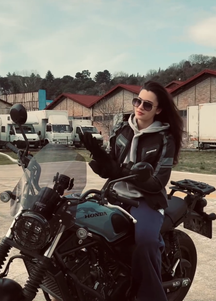 Kızıl Goncalar'ın Zeynep'i Mina Demirtaş motorcu oldu! 'Trafiğe kapalı alanda çekilmiştir' deyip olay pozlarını paylaştı! Yorum yağdı... G2