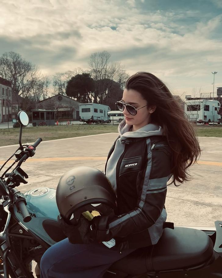 Kızıl Goncalar'ın Zeynep'i Mina Demirtaş motorcu oldu! 'Trafiğe kapalı alanda çekilmiştir' deyip olay pozlarını paylaştı! Yorum yağdı... G3