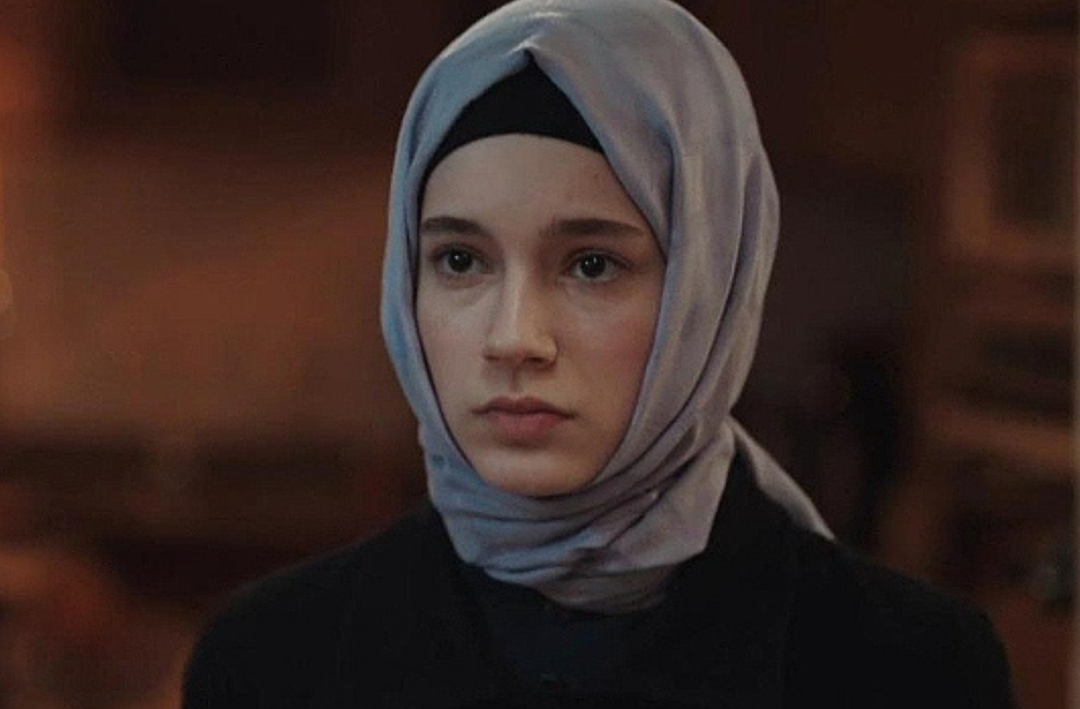 Kızıl Goncalar'ın Zeynep'i Mina Demirtaş motorcu oldu! 'Trafiğe kapalı alanda &ccedil;ekilmiştir' deyip olay pozlarını paylaştı! Yorum yağdı...