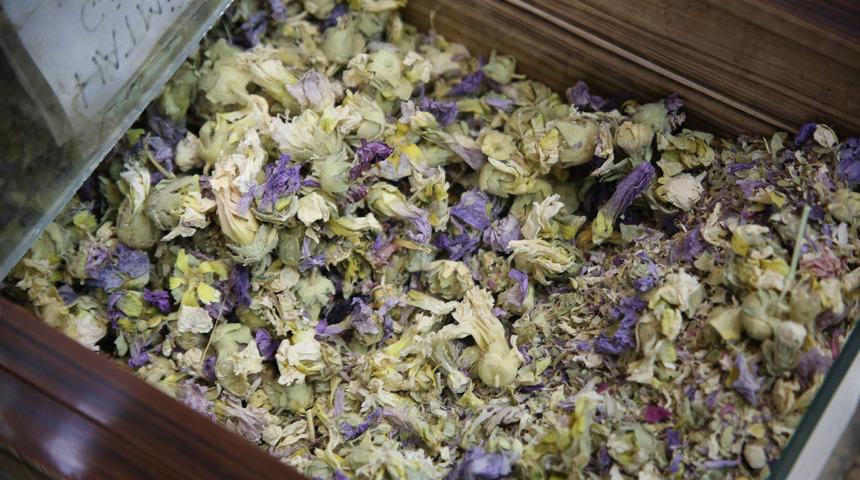 Öksürüğü geçmeyen soluğu aktarda alıyor! Son bir aydır bu ürünlere talep arttı