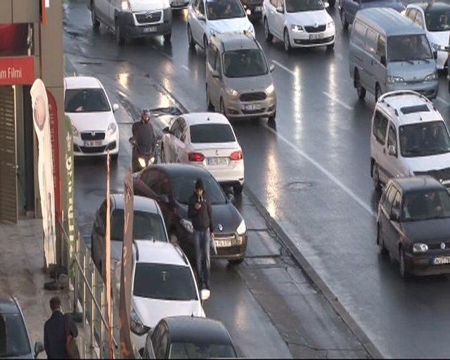 Kaldırımı yola çevirdiler; yayaları yok saydılar... ..