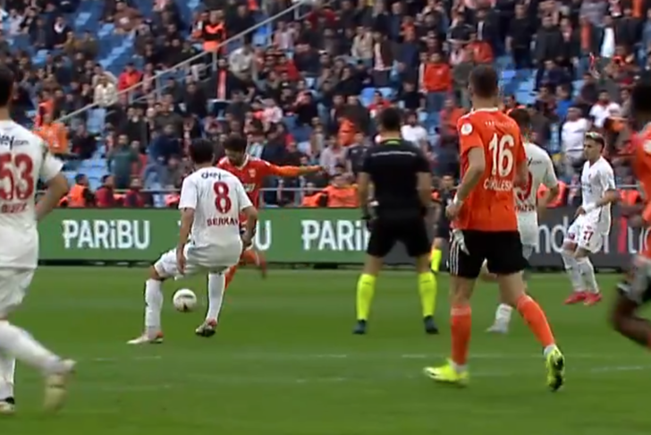 TFF 1. Lig'de olmaz denen oldu! Hakeme çarpan şut jeneriklik bir gole dönüştü... Hakem golü iptal edince oyuncular çılgına döndü G1