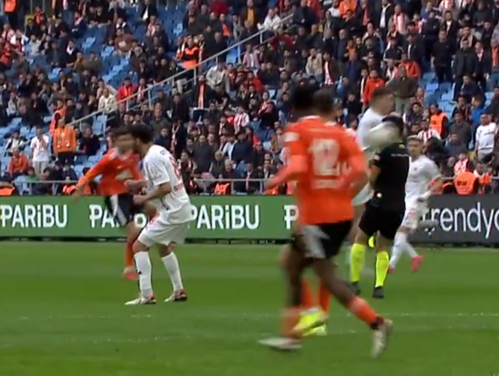 TFF 1. Lig'de olmaz denen oldu! Hakeme çarpan şut jeneriklik bir gole dönüştü... Hakem golü iptal edince oyuncular çılgına döndü G2