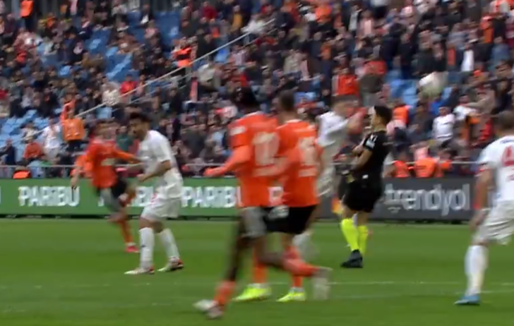 TFF 1. Lig'de olmaz denen oldu! Hakeme çarpan şut jeneriklik bir gole dönüştü... Hakem golü iptal edince oyuncular çılgına döndü G3