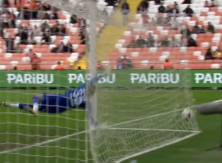 TFF 1. Lig'de olmaz denen oldu! Hakeme çarpan şut jeneriklik bir gole dönüştü... Hakem golü iptal edince oyuncular çılgına döndü G4