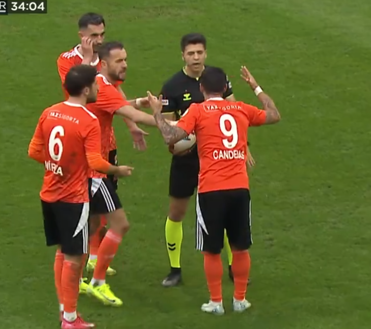 TFF 1. Lig'de olmaz denen oldu! Hakeme çarpan şut jeneriklik bir gole dönüştü... Hakem golü iptal edince oyuncular çılgına döndü G5