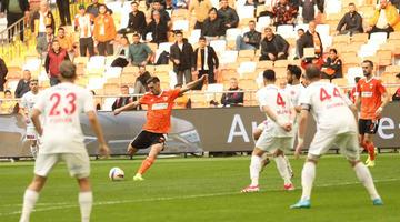 TFF 1. Lig'de olmaz denen oldu! Hakeme çarpan şut jeneriklik bir gole dönüştü... Hakem golü iptal edince oyuncular çılgına döndü