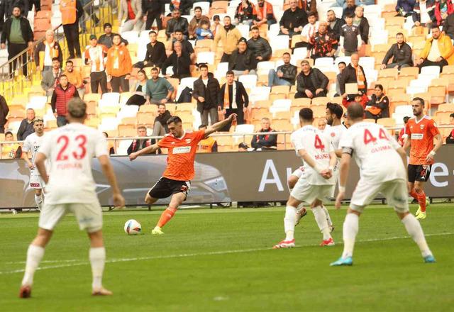 TFF 1. Lig'de olmaz denen oldu! Hakeme çarpan şut jeneriklik bir gole dönüştü... Hakem golü iptal edince oyuncular çılgına döndü