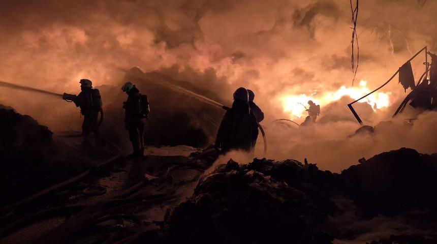 Avcılar'da geri dönüşüm tesisinde yangın! Çok sayıda ekip müdahale ediyor