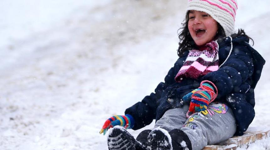 Kar yeniden İstanbul'a geliyor! Uzman isim uyardı: 'Okulların Cuma günü tatil olmasında fayda var'