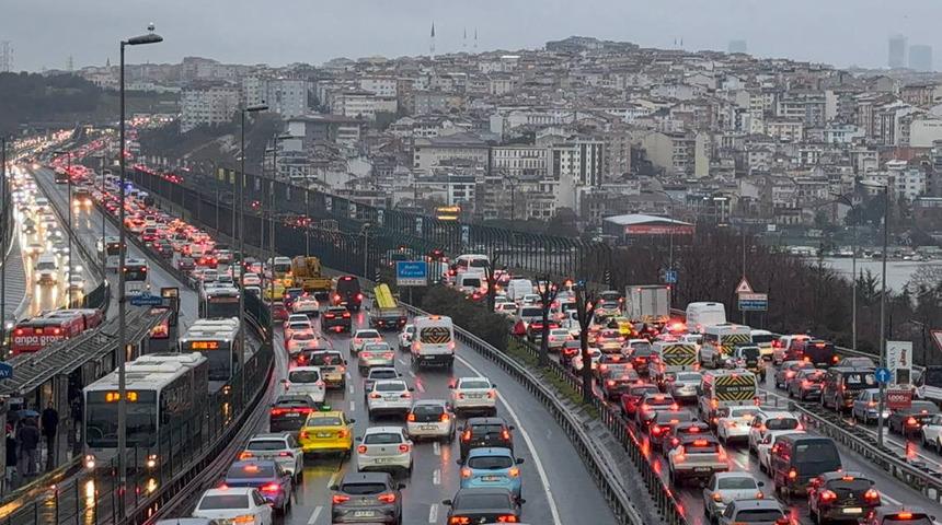 İstanbul'da trafik yoğunluğu: Anadolu yakasında yoğunluk yüzde 87! Yollar resmen kilitlendi