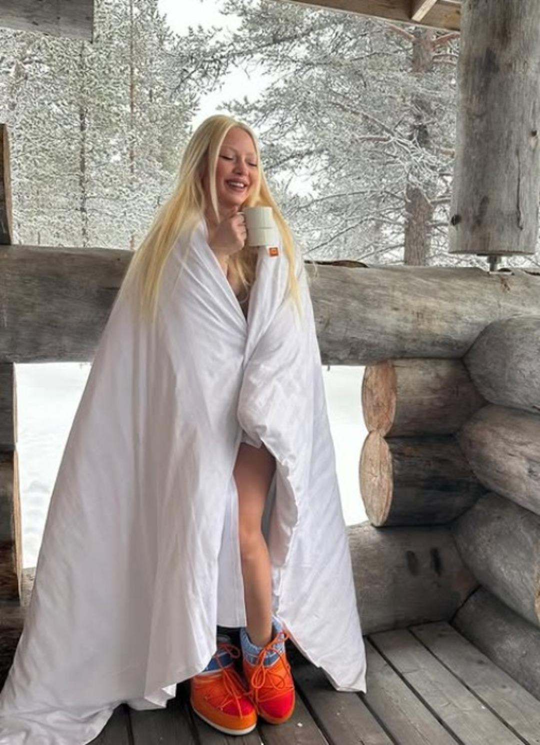 Ece Seçkin kar tatiline çıktı! Yorgana bürünüp poz verdi 1