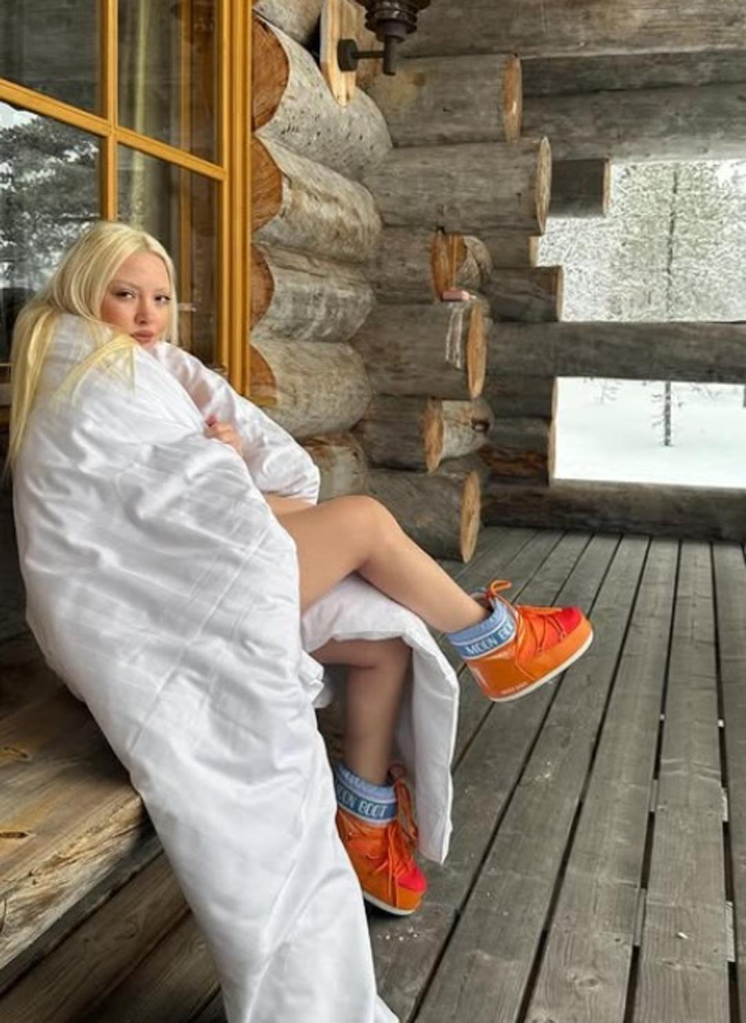 Ece Seçkin kar tatiline çıktı! Yorgana bürünüp poz verdi 4