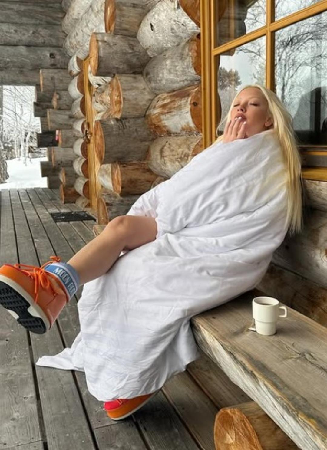 Ece Seçkin kar tatiline çıktı! Yorgana bürünüp poz verdi 2