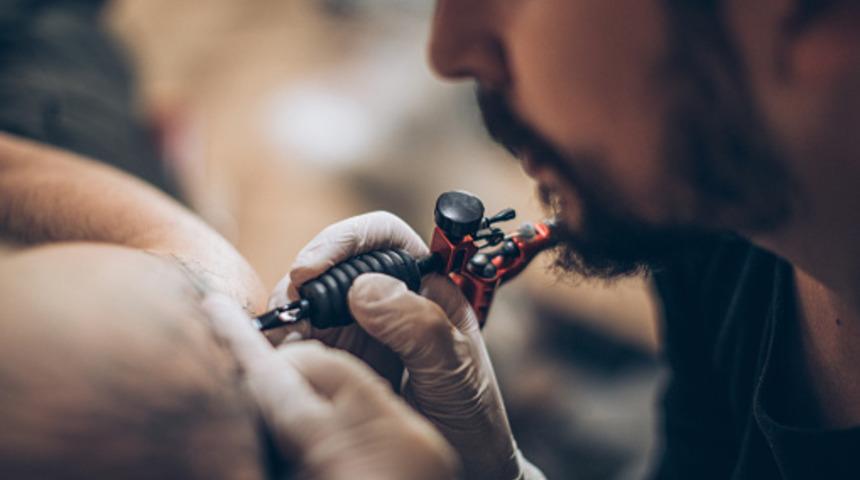 Sosyal medyada çok konuşuldu! 239 sterlin (yaklaşık 10 bin TL) ödeyerek yaptırdığı dövmesini gösterdi: "Dava etmelisin"