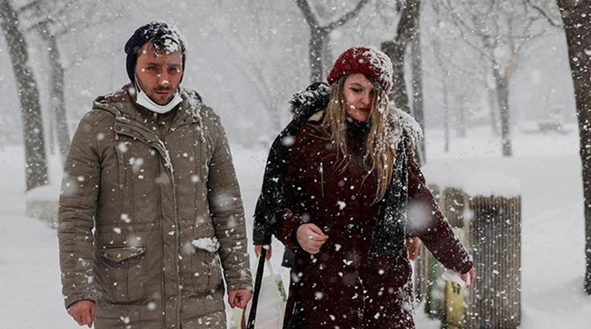 AKOM uyarı kodunun rengini değiştirdi! İstanbullular dikkat, saat saat açıklandı... Kar 40 santimetreye ulaşabilir