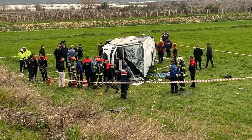 Son dakika| Denizli'de öğrenci servisi devrildi! Ölü ve yaralılar var