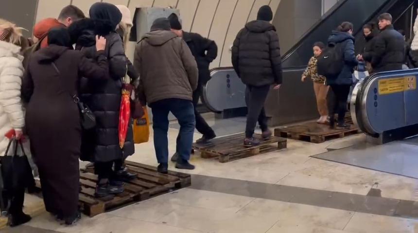 Küçükçekmece'de metrobüs alt geçidi su bastı! Vatandaşlar zor anlar yaşadı