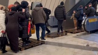 Küçükçekmece'de metrobüs alt geçidi su bastı! Vatandaşlar zor anlar yaşadı