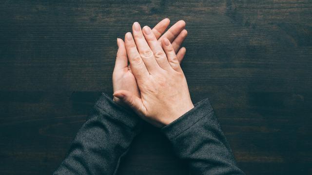 Bazı insanların avuç içi ve ayak altı neden terler? Çözümü var mı?