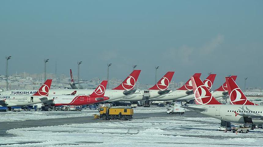Hava trafiği durma noktasına geldi! Kar, İstanbul'da uçuşları sekteye uğrattı... Açıklamalar peş peşe geldi