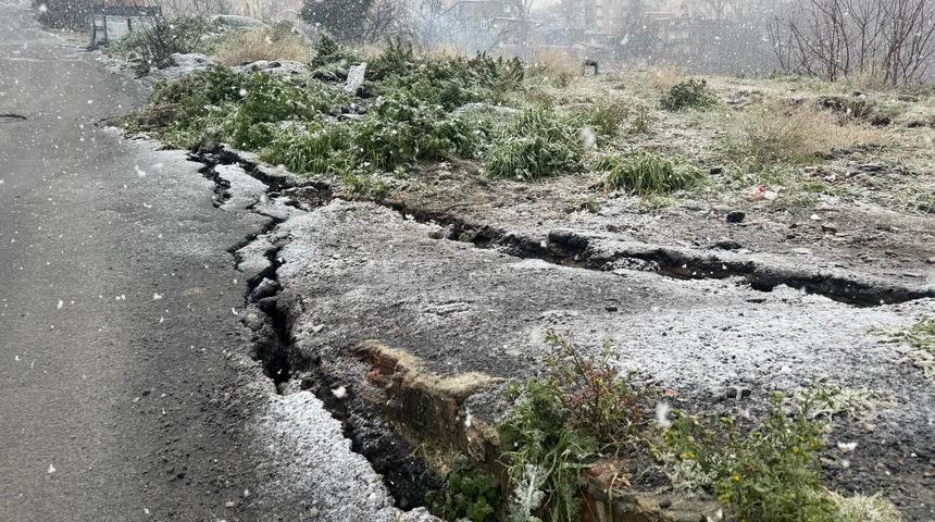 Gaziosmanpaşa'da toprak kaymasında hasar gören 3 bina tahliye edildi