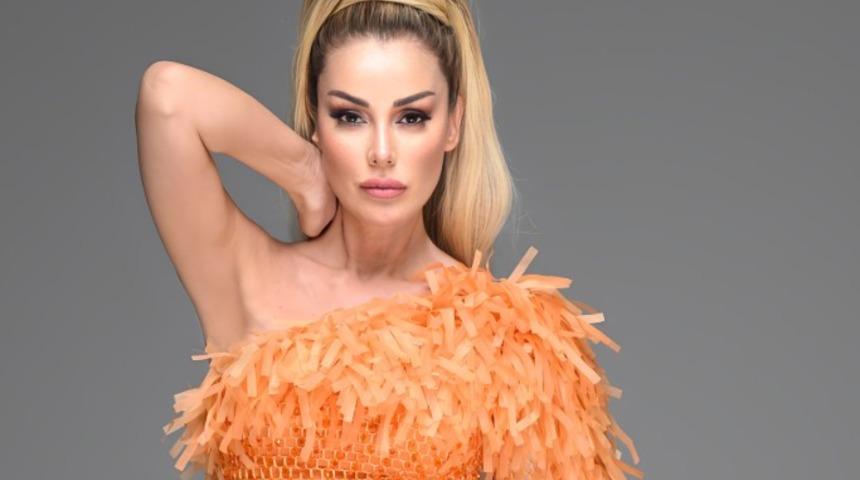 Petek Dinçöz aldığı acı haberle sarsıldı! Uçakta gözyaşlarına boğuldu 