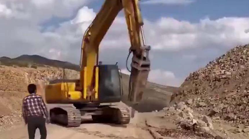 Adıyaman'da facianın eşiğinden dönüldü! Depremzedelere konut yapılırken iş makinesi kontrolden çıktı