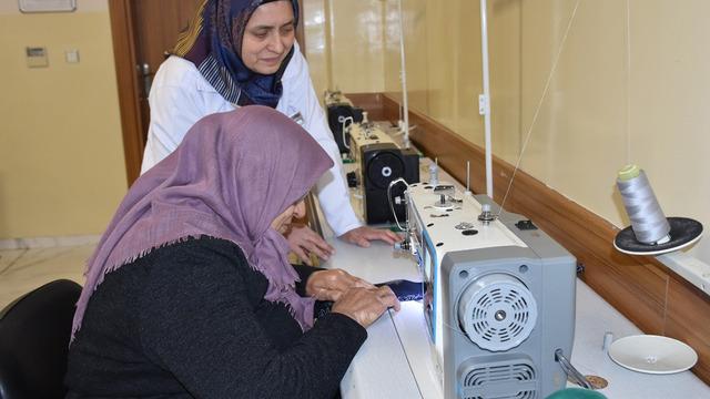 Gözleri görmeyen kadın dikiş-nakış kursuna gitti yeniden görmeye başladı: ‘Benim gözüm açıldı’ 