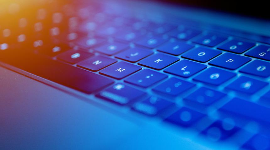 Klavyelerdeki tuşlar neden QWERTY düzeninde sıralanır?