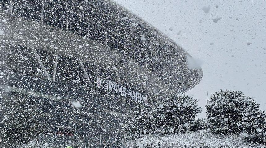 İstanbul'da kar yağışı etkisini sürdürmeye devam ediyor! Sarı-kırmızılılar UEFA Avrupa Ligi'nde Play-off maçına çıkacaktı:  Galatasaray-AZ Alkmaar maçı ertelenecek mi?