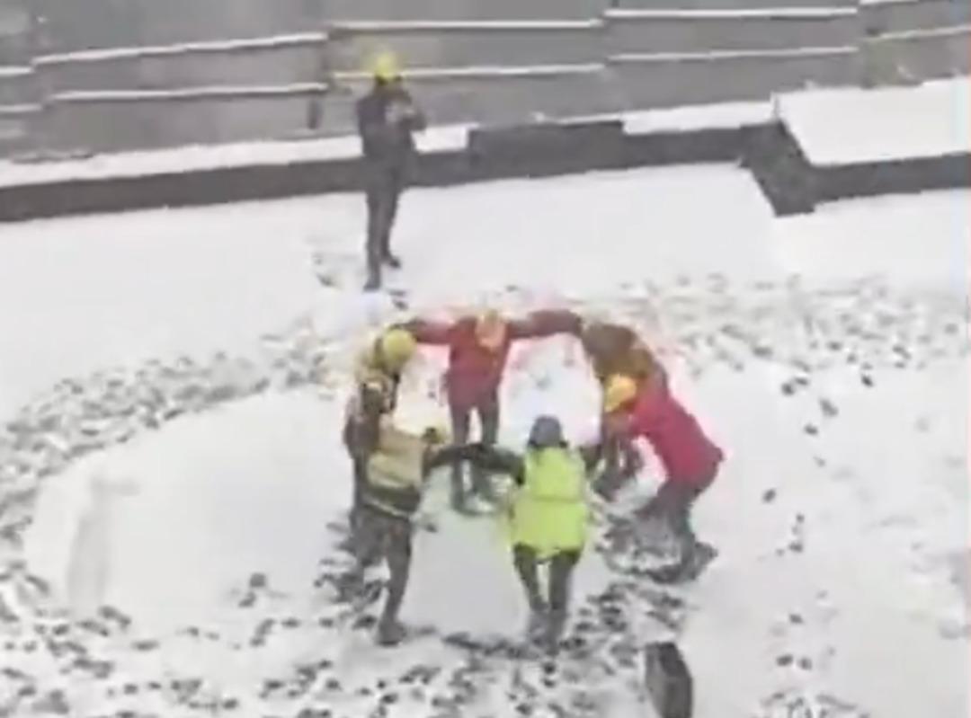 Soğuğa ve kara aldırış etmeden zıplaya zıplaya halay çektiler! İnşaat işçilerinin kar eğlencesi sosyal medyada viral oldu 1