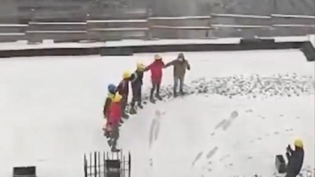 Soğuğa ve kara aldırış etmeden zıplaya zıplaya halay çektiler! İnşaat işçilerinin kar eğlencesi sosyal medyada viral oldu