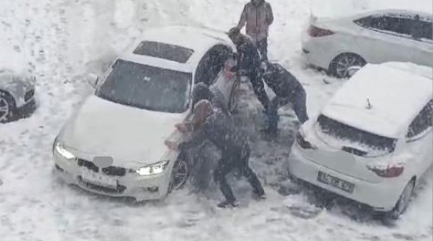 İstanbul kara teslim! Sultangazi'de araçlar kara gömüldü, vatandaşlar kurtarmaya çalıştı