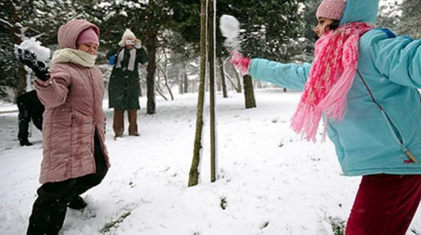 Kar yağışı eğitimi de etkiledi! Valilikler tek tek açıklıyor: 20 Şubat Perşembe hangi il ve ilçelerde okullar tatil? 
