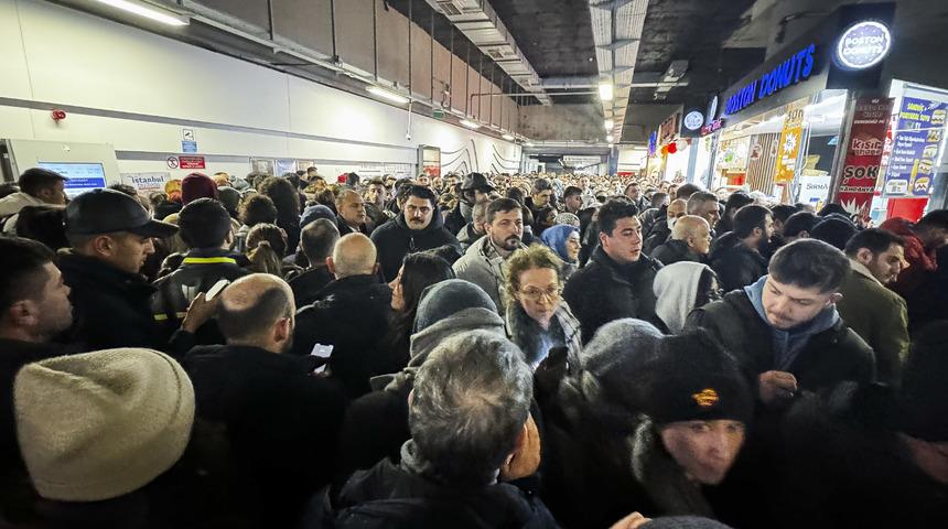 Mecidiyeköy ve Zincirlikuyu'da metro ve metrobüs duraklarında insan seli! Seferler 02.00'ye kadar uzatıldı