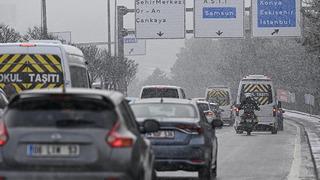 Kar Ankara'yı da esir aldı! Trafik kilitlendi, vatandaşlar yollarda kaldı: 'Gram ilerleme yok'