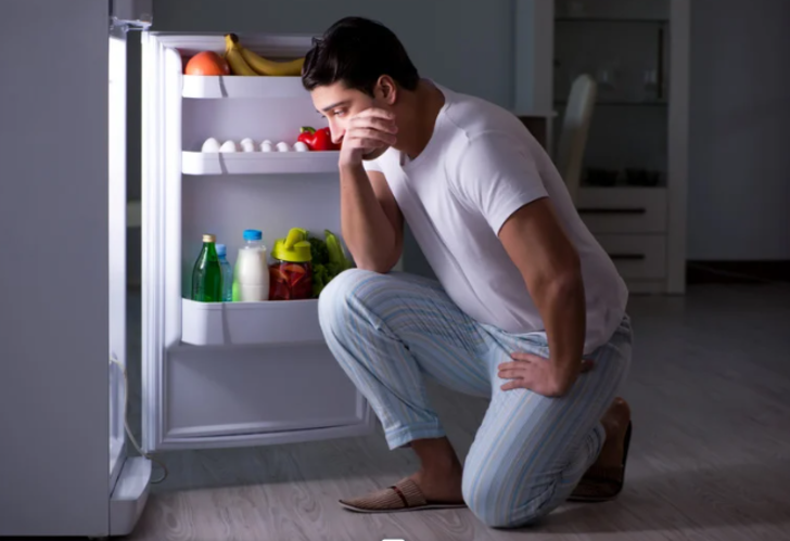 Saat gece yarısını geçiyor ve birden karnın guruldadı! Ne yaparsın?