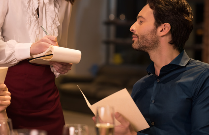 Sipariş verirken “Bu sefer yeni bir şey deneyeyim” deyip yine aynı yemeği söyler misin?