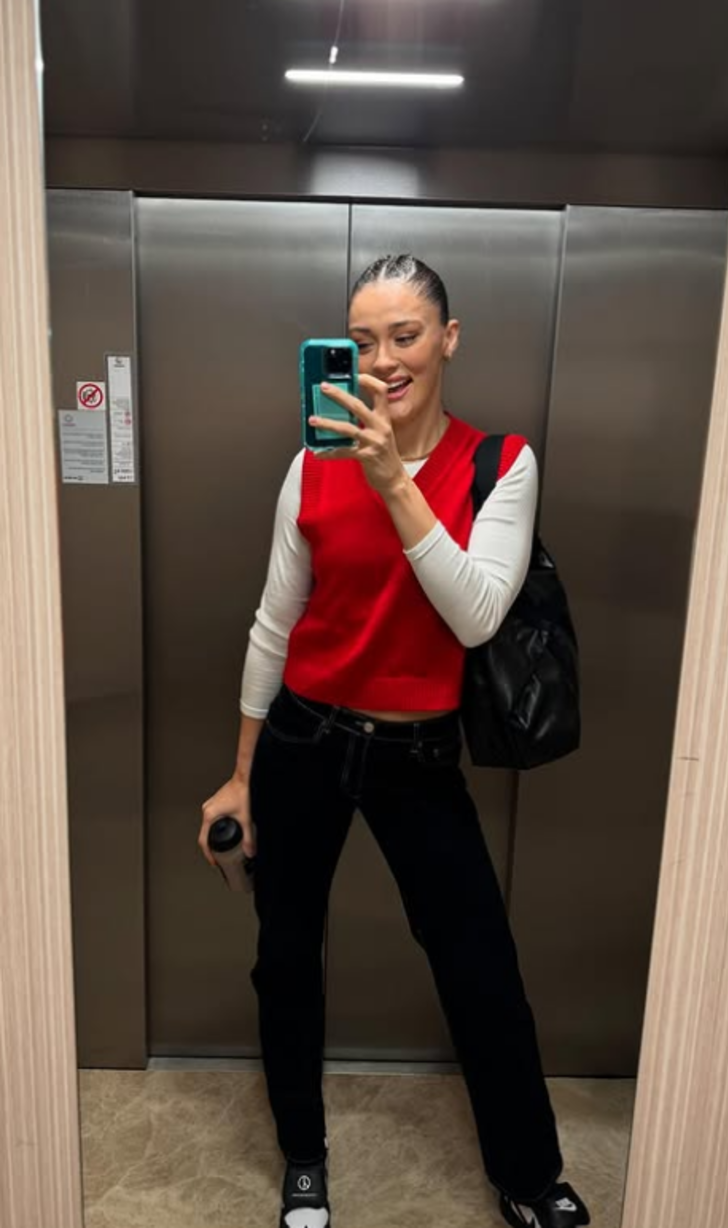 Zehra Güneş'in liseli tarzına beğeni yağdı! Güzel voleybolcudan ayna pozları G5