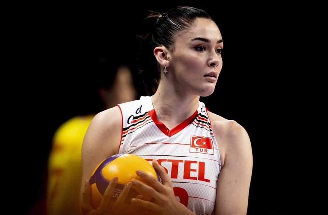 Zehra G&uuml;neş'in liseli tarzına beğeni yağdı! G&uuml;zel voleybolcudan ayna pozları