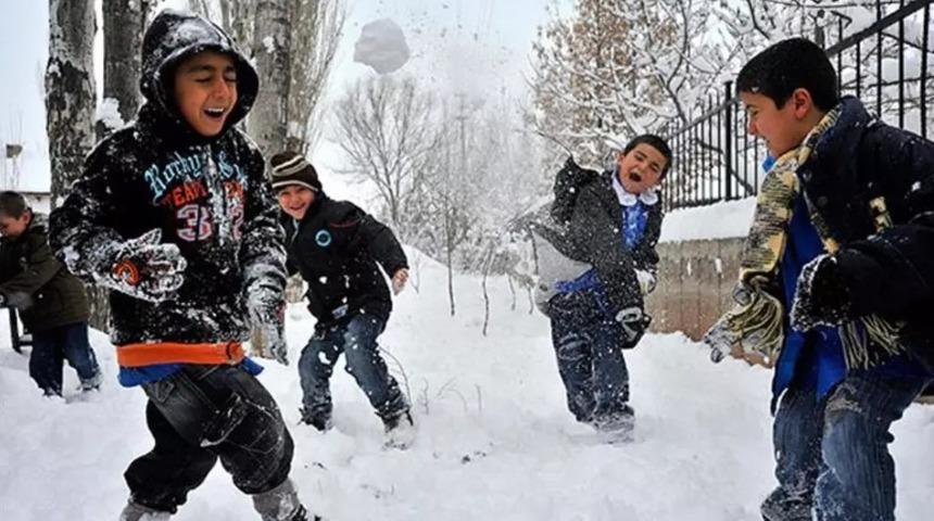 Hangi illerde okullar tatil? Valilikler tek tek açıklıyor: 37 ilde eğitime ara verildi!
