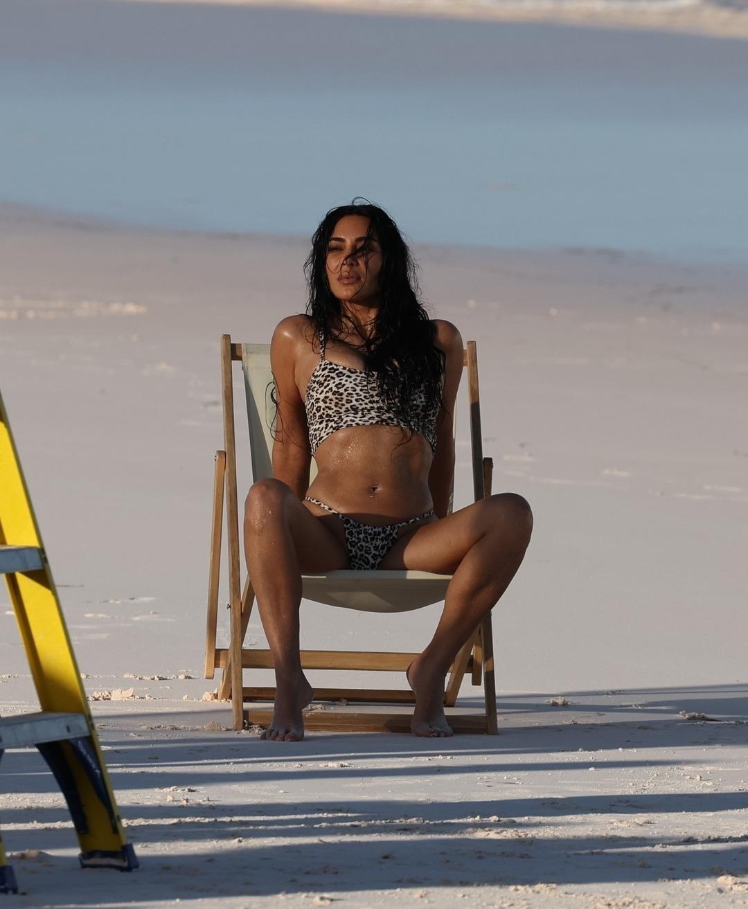 Kim Kardashian meşhur kıvrımlarını sergiledi! Hiç değişmiyor 2