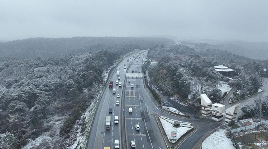 Yollar bomboş kaldı, trafikte oran yüzde 30'a düştü... İstanbul'da kar ulaşımı sekteye uğrattı!
