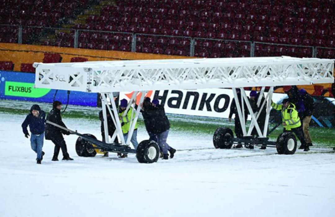 Galatasaray ın UEFA Avrupa Ligi nde oynayacağı AZ Alkmaar maçı tehlikeye girdi! Galatasaray-Fenerbahçe derbisi de iptal olabilir... Dün gece gökyüzüne bakanları korku sardı! 1